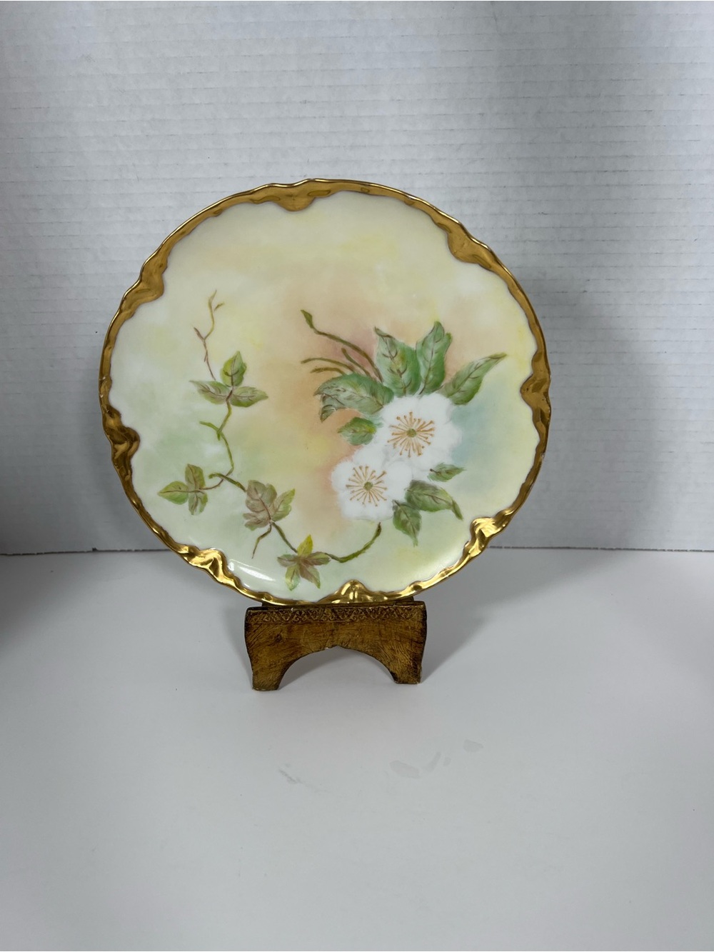 Antique Haviland Limoges France
Hand Painted Floral Gold Gilt Cabinet Plate 7.5”